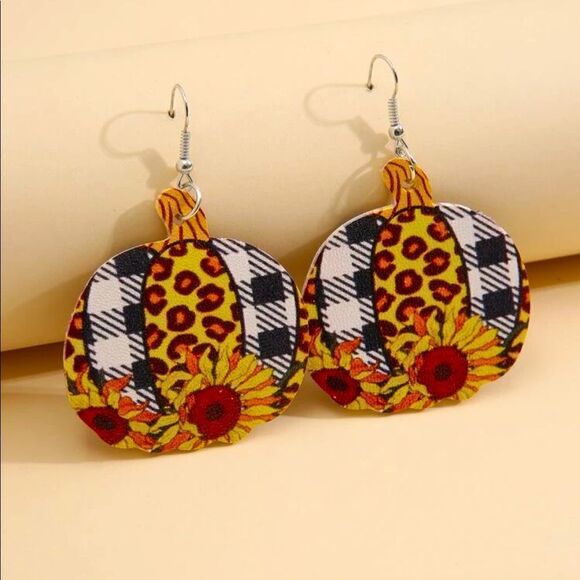 Adorable NWT Fall Themed Earrings - Picture 1 of 4